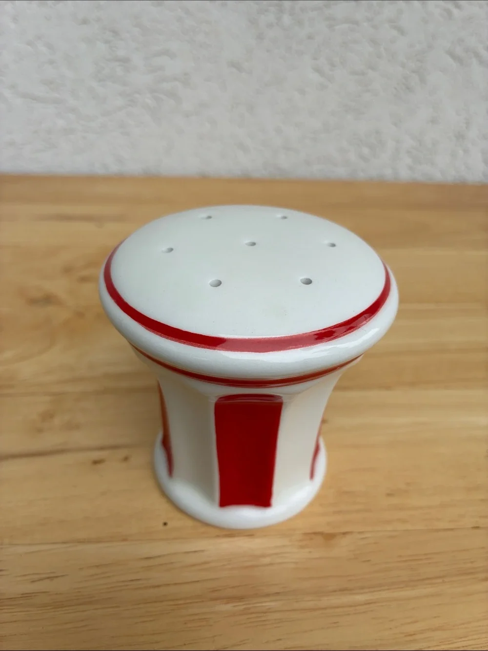 Williams-Sonoma ceramic popcorn salt shaker. Red & white popcorn bucket design